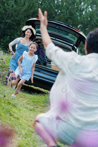 快乐的小女孩奔向爸爸亚洲人写实影相