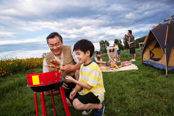 快乐家庭在野外烧烤中国人氛围照片