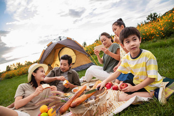 快乐家庭在郊外野餐生态旅游高清素材