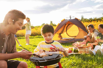 欢乐的<strong>一家人</strong>在郊外野餐烧烤大家庭清晰照片