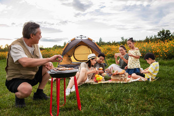 快乐家庭在郊外烧烤野餐美景清晰影相