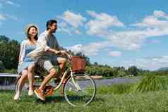 青年夫妇在郊外骑自行车