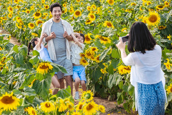 幸福家庭在<strong>花海</strong>里照相生态旅游氛围图片