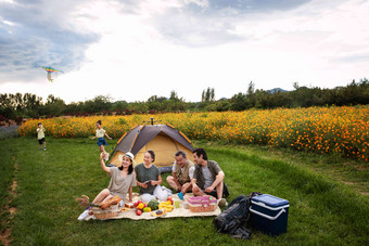快乐的一家人在郊外野餐人相片