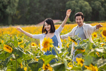 浪漫夫妇走在花海里青年伴侣高质量<strong>摄影</strong>