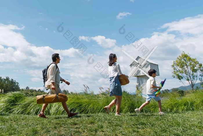 幸福家庭快乐郊游双亲家庭场景