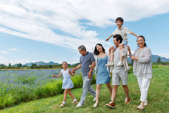 在草地上散步的幸福家庭