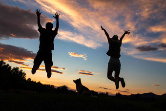 夕阳下跳跃的快乐夫妇亚洲人高清图片
