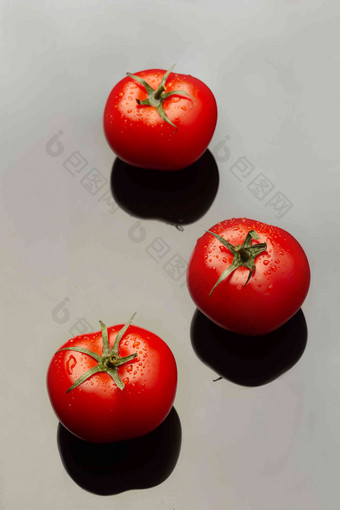 三个新鲜的西红柿