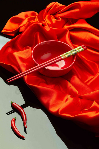 红色辣椒和餐具维生素写实相片