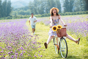 青年夫妇骑自行车郊游亚洲人清晰镜头