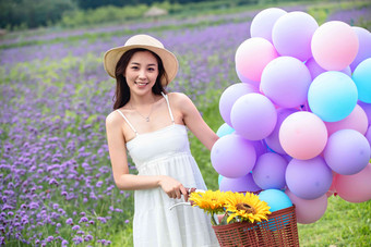 青年女人站在花海里人素材