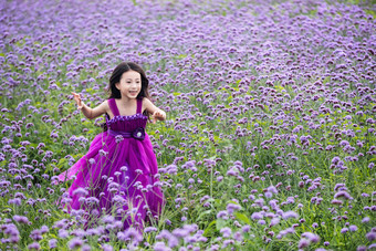 快乐的小女孩在花海里奔跑奔跑清晰图片