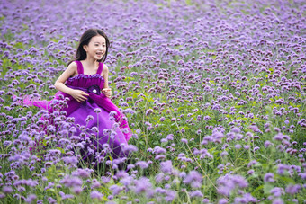 快乐的小女孩在花海里奔跑一个人摄影图