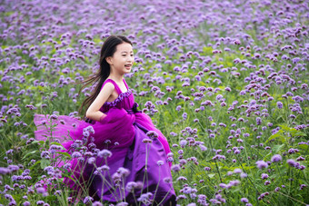 快乐的小女孩在花海里奔跑紫色影相