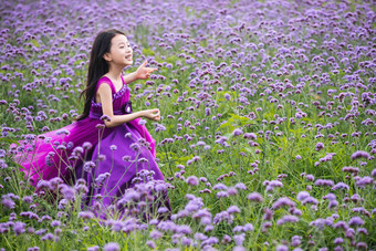 快乐的小女孩在花海里奔跑田园风光高端镜头