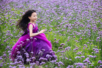 快乐的小女孩在花海里奔跑东方人高质量拍摄