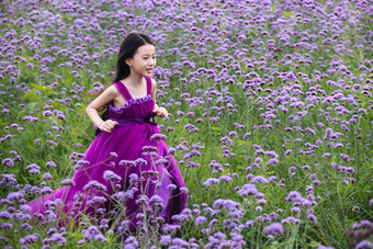 快乐的小女孩在花海里奔跑户外高质量摄影