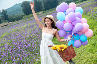 青年女人站在花海里水平构图高清拍摄