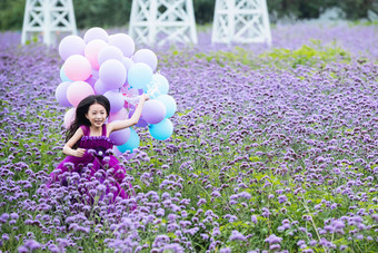 快乐的小女孩在花海里<strong>奔跑奔跑</strong>高质量摄影图