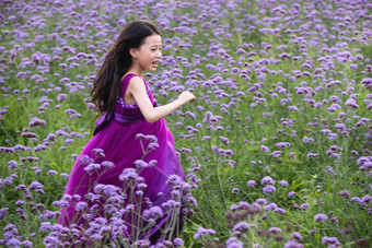快乐的小女孩在花海里奔跑户外氛围摄影