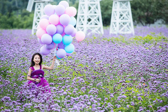 拿着气球的小女孩在花海里奔跑东亚氛围素材
