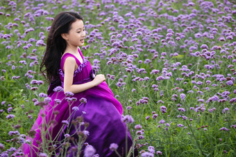 快乐的小女孩在花海里奔跑中国人高质量场景