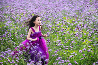 快乐的小女孩在花海里奔跑轻松清晰相片