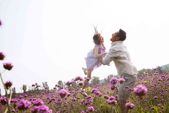 父亲抱着女儿在花丛中玩耍<strong>相伴</strong>镜头