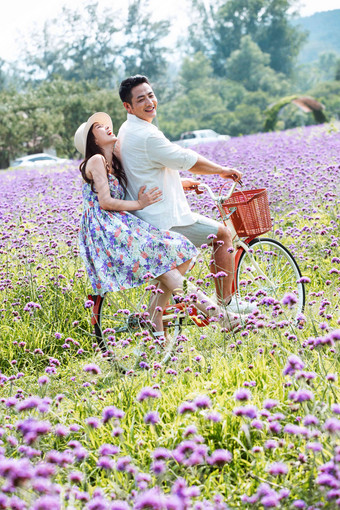 青年夫妇在花海里<strong>骑车</strong>户外清晰摄影图