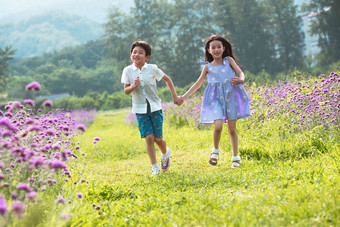 快乐儿童在花海里<strong>奔跑</strong>团结氛围摄影图