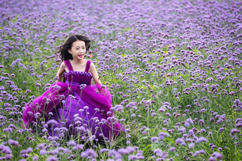 快乐的小女孩在花海里奔跑仅一个女孩氛围照片