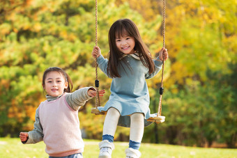 两个女孩在公园里<strong>荡秋千</strong>两个人高质量镜头