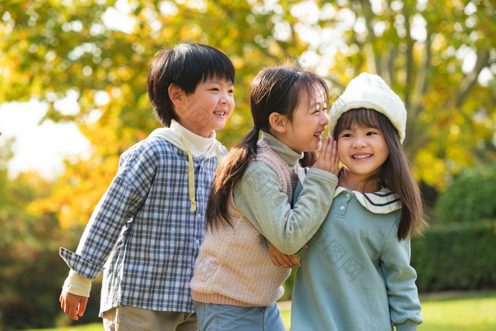 两个小女孩说悄悄话小学生清晰照片