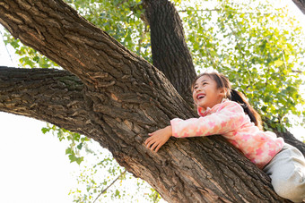 趴在树上的快乐女孩
