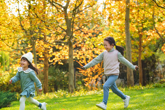 快乐女孩在公园里奔跑玩耍成长高质量影相