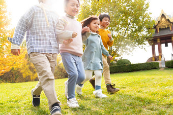欢乐儿童在公园里奔跑玩耍欢乐氛围场景