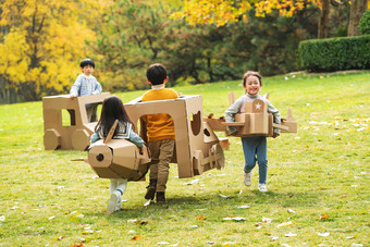 快乐儿童玩开飞机游戏兴奋摄影图