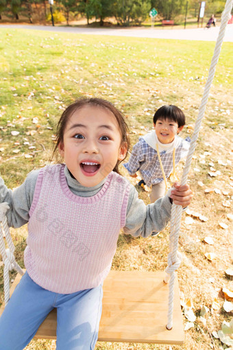 在公园里荡秋千的快乐儿童中国高端镜头