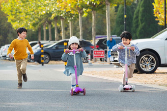 快乐的儿童在户外玩滑板车小学生高质量摄影图