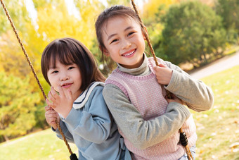 两个女孩在公园里<strong>荡秋千</strong>水平构图清晰影相