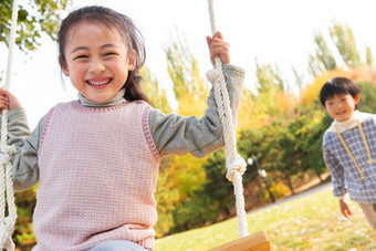 在公园里荡秋千的快乐儿童中国人高质量影相
