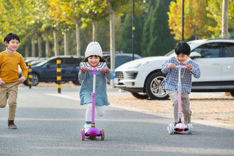 快乐的儿童在户外<strong>玩滑板</strong>车小学生高质量摄影图