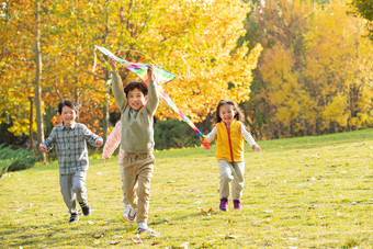 快乐的小朋友在公园里放风筝