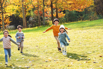 小朋友们在公园里快乐奔跑