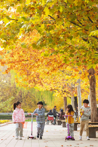 快乐的儿童在户外<strong>玩滑板</strong>车纯洁写实镜头