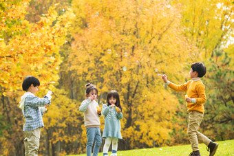 快乐的儿童在公园里吹泡泡童年高质量摄影