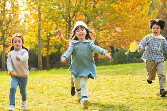 欢乐儿童在公园里奔跑玩耍