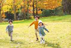 欢乐儿童在公园里奔跑玩耍