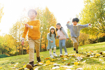 欢乐儿童在公园里奔跑玩耍欢乐氛围场景